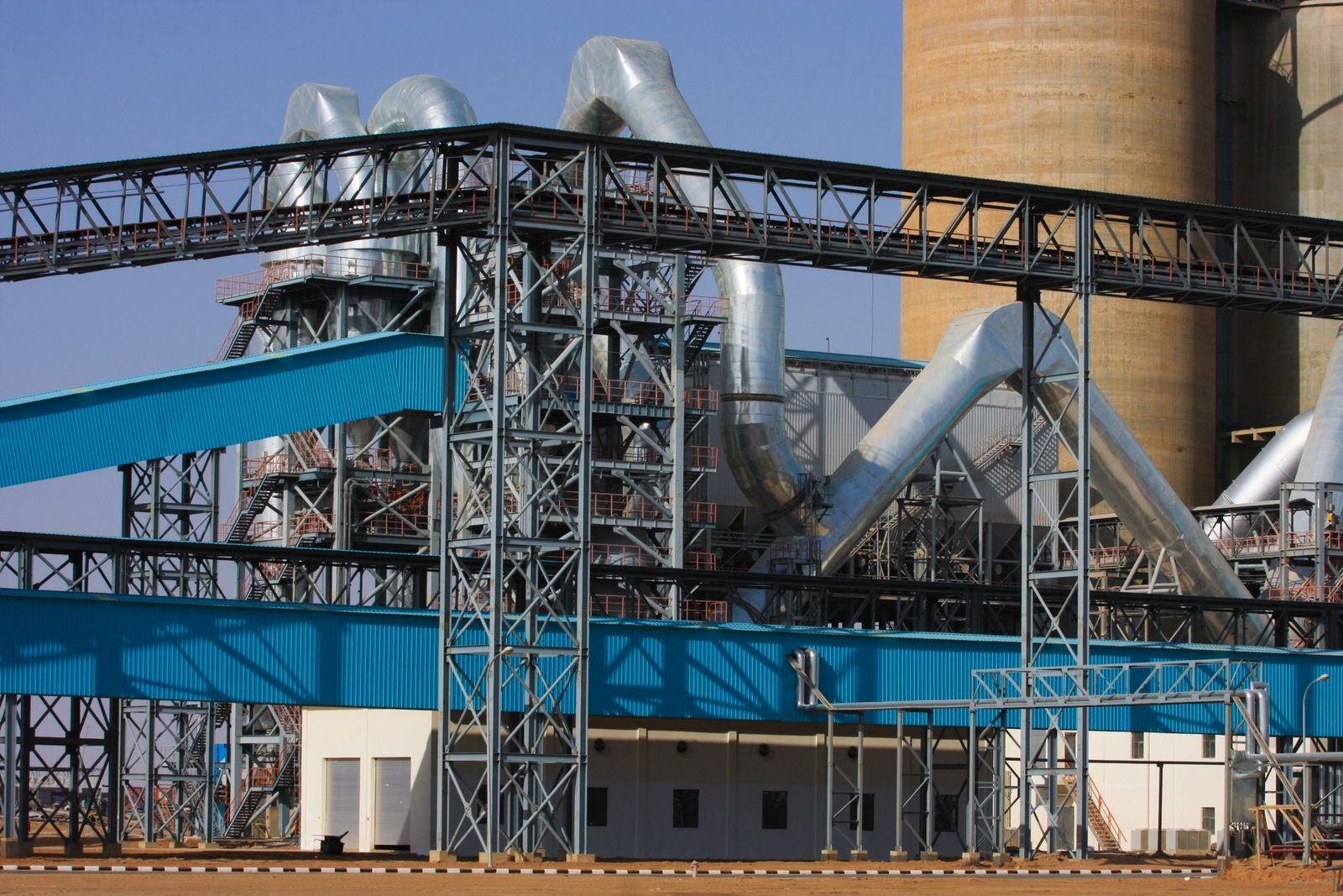 Process plant with conveyor galleries