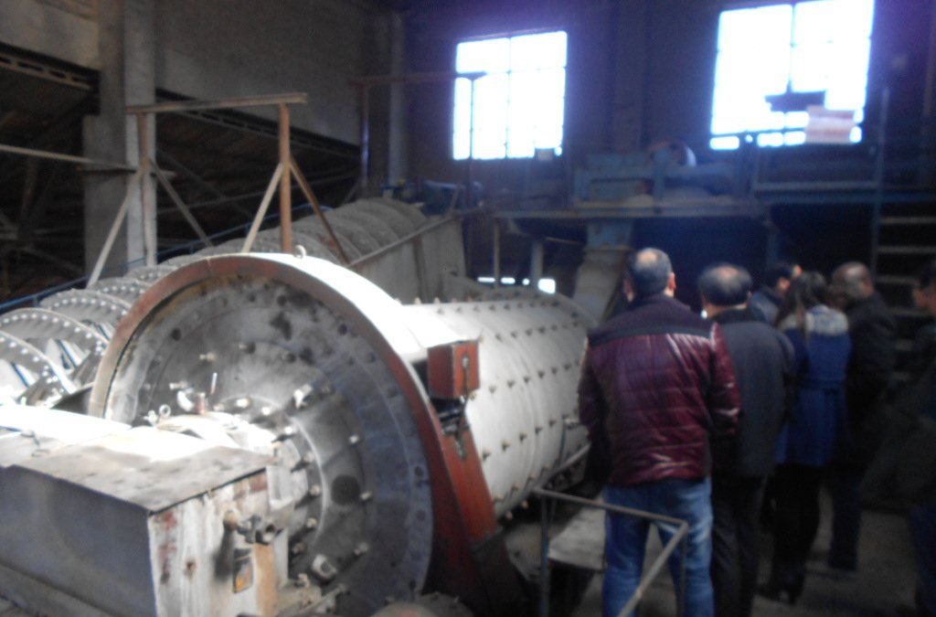 Customer visiting the ball mill workshop